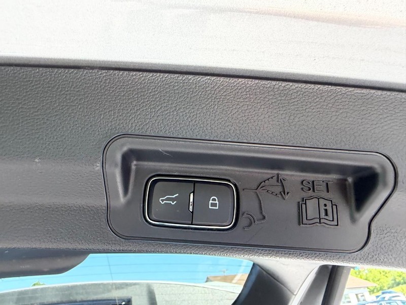 Ford Explorer Vehicle Image 06