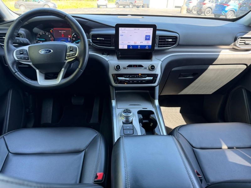 Ford Explorer Vehicle Image 11