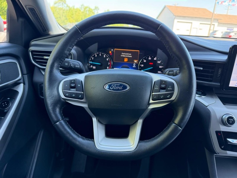 Ford Explorer Vehicle Image 12