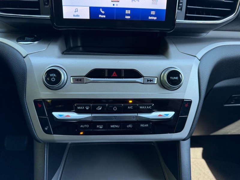 Ford Explorer Vehicle Image 16