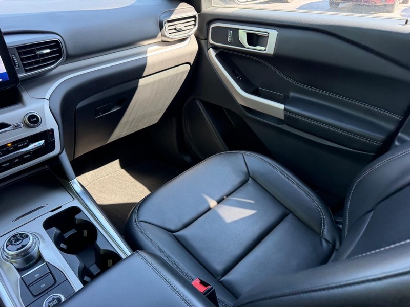 Ford Explorer Vehicle Image 18