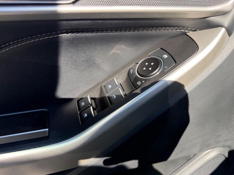 Ford Explorer Vehicle Image 19