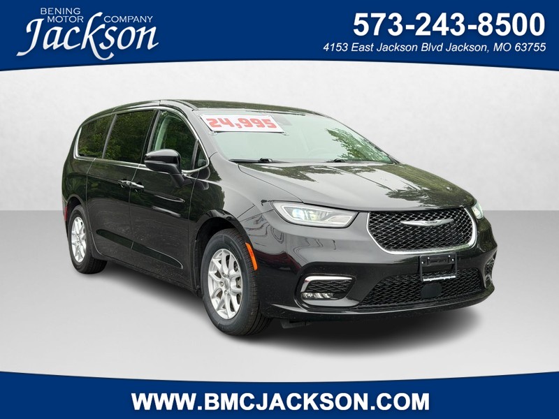 Chrysler Pacifica Vehicle Full-screen Gallery Image 01