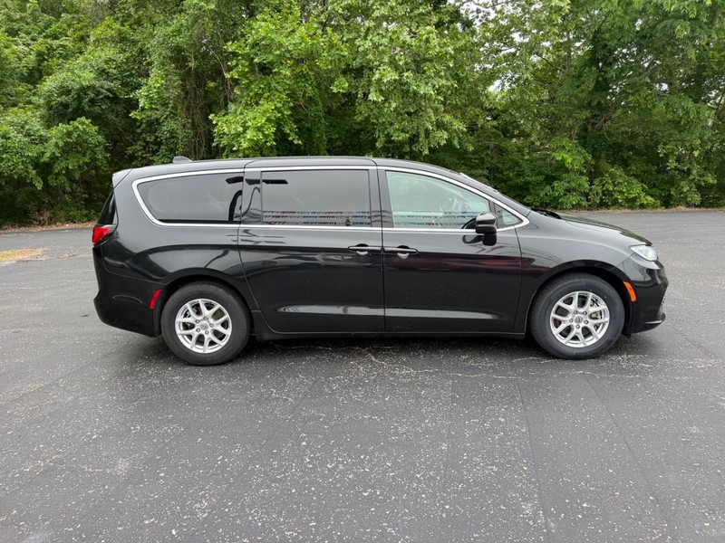 Chrysler Pacifica Vehicle Full-screen Gallery Image 02