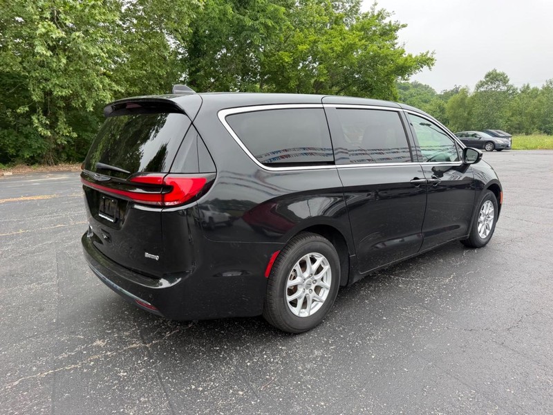 Chrysler Pacifica Vehicle Full-screen Gallery Image 03