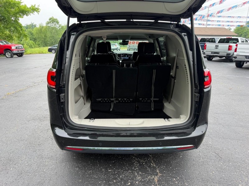 Chrysler Pacifica Vehicle Full-screen Gallery Image 05
