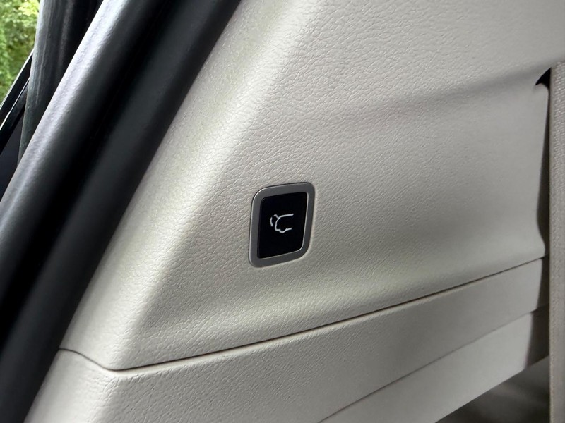 Chrysler Pacifica Vehicle Full-screen Gallery Image 06