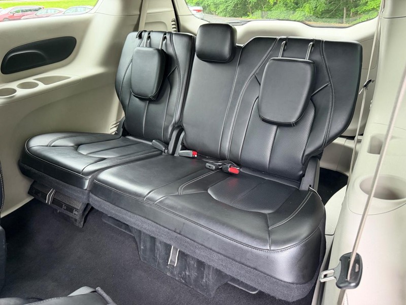 Chrysler Pacifica Vehicle Full-screen Gallery Image 08