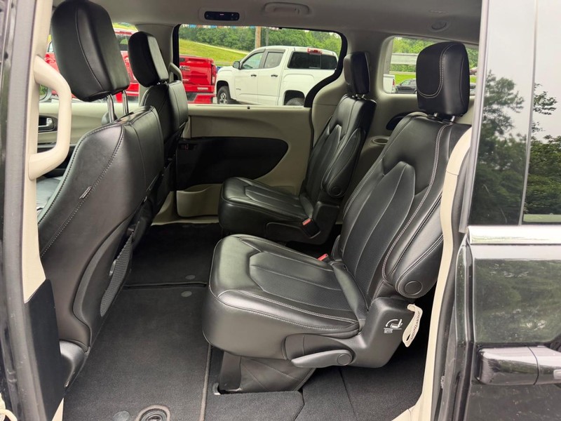 Chrysler Pacifica Vehicle Full-screen Gallery Image 09
