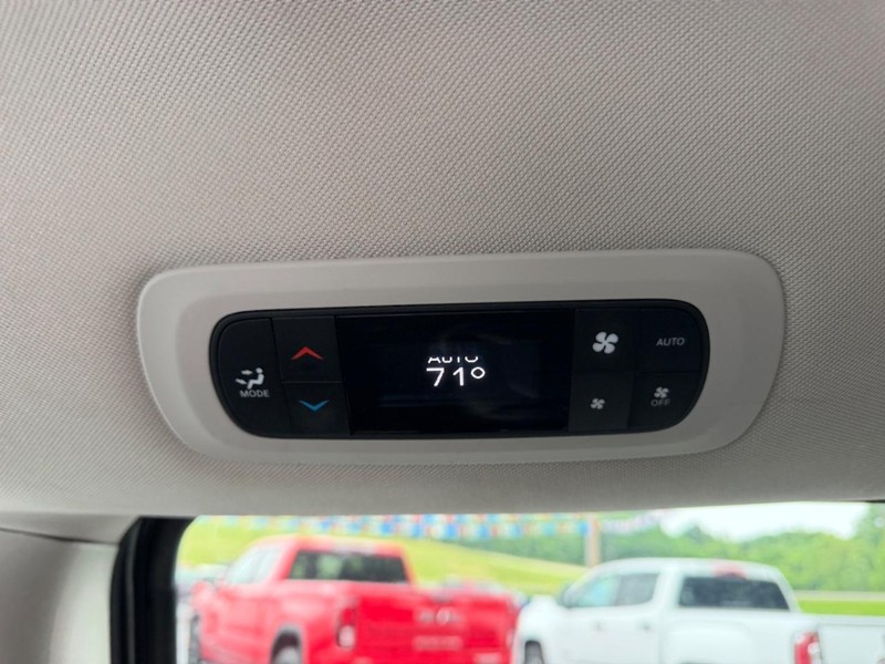 Chrysler Pacifica Vehicle Full-screen Gallery Image 10