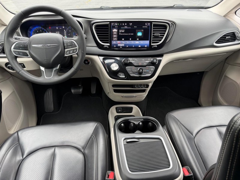 Chrysler Pacifica Vehicle Full-screen Gallery Image 11