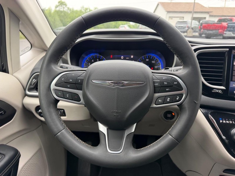 Chrysler Pacifica Vehicle Full-screen Gallery Image 12