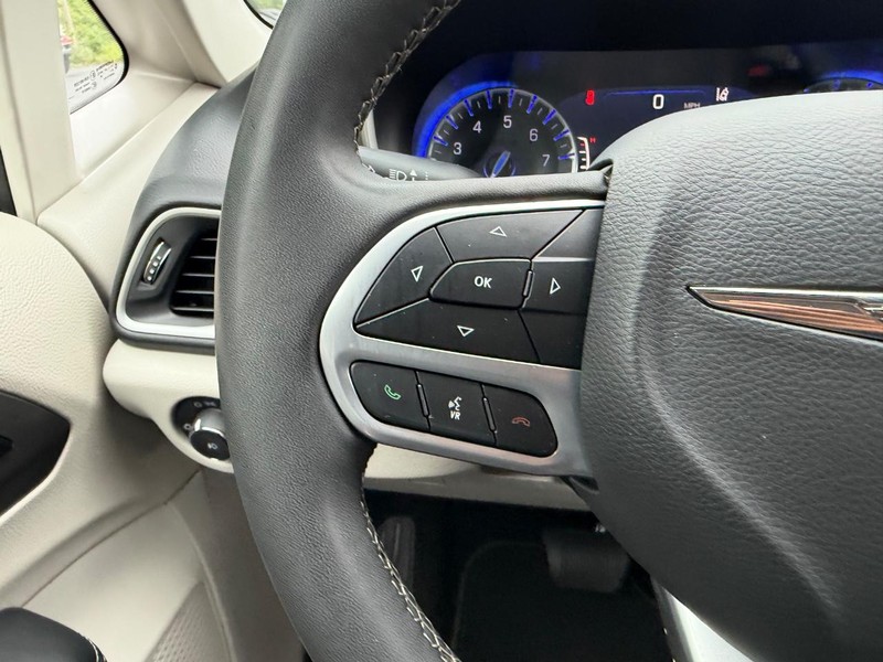 Chrysler Pacifica Vehicle Full-screen Gallery Image 13
