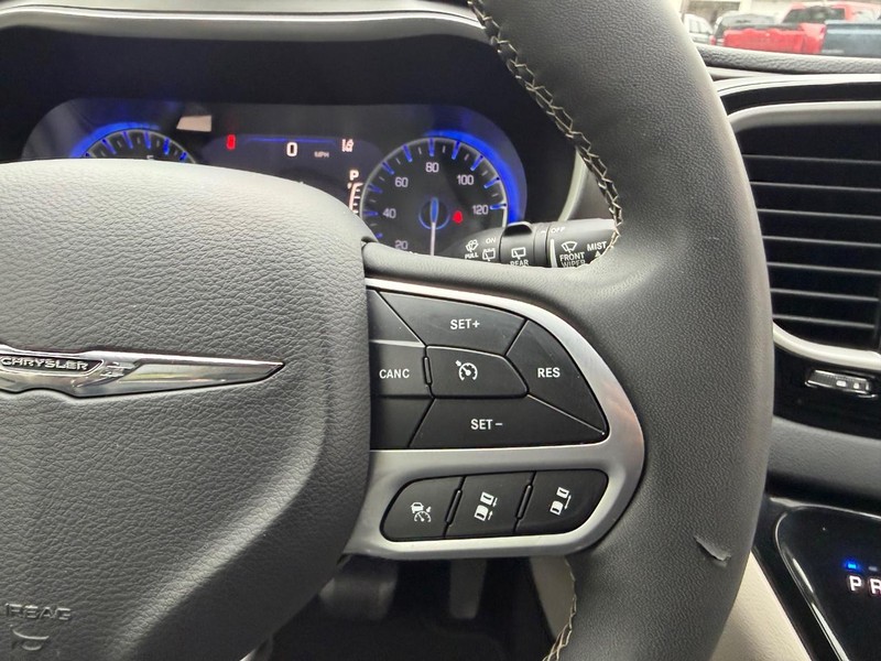 Chrysler Pacifica Vehicle Full-screen Gallery Image 14