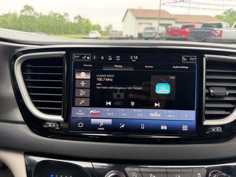 Chrysler Pacifica Vehicle Full-screen Gallery Image 15