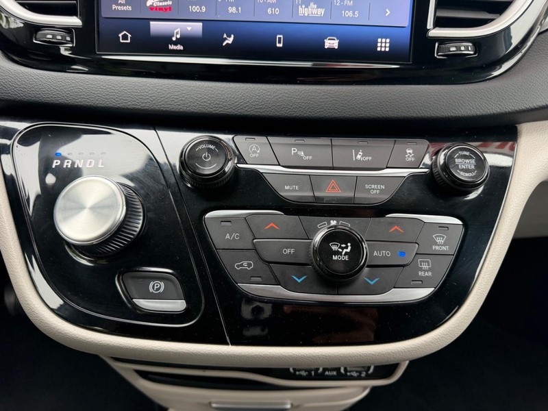 Chrysler Pacifica Vehicle Full-screen Gallery Image 16