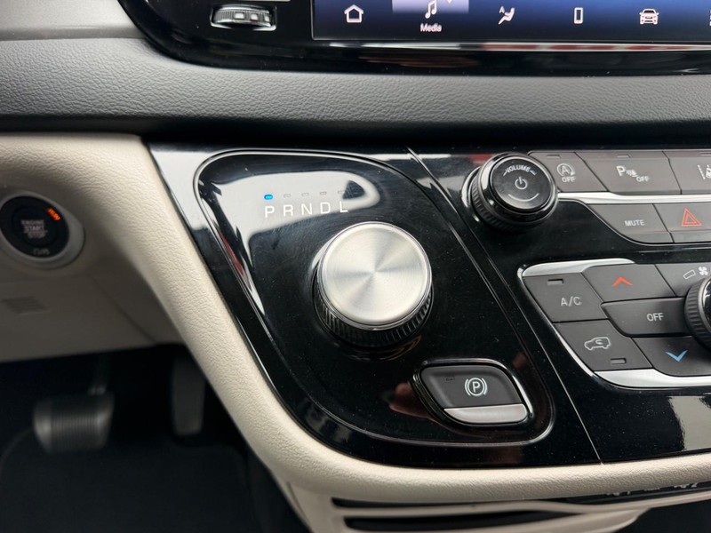 Chrysler Pacifica Vehicle Full-screen Gallery Image 17