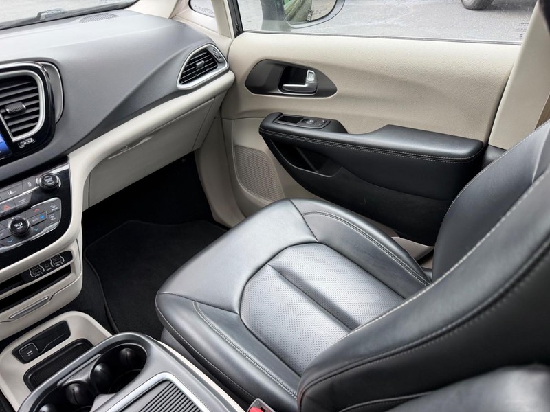 Chrysler Pacifica Vehicle Full-screen Gallery Image 18