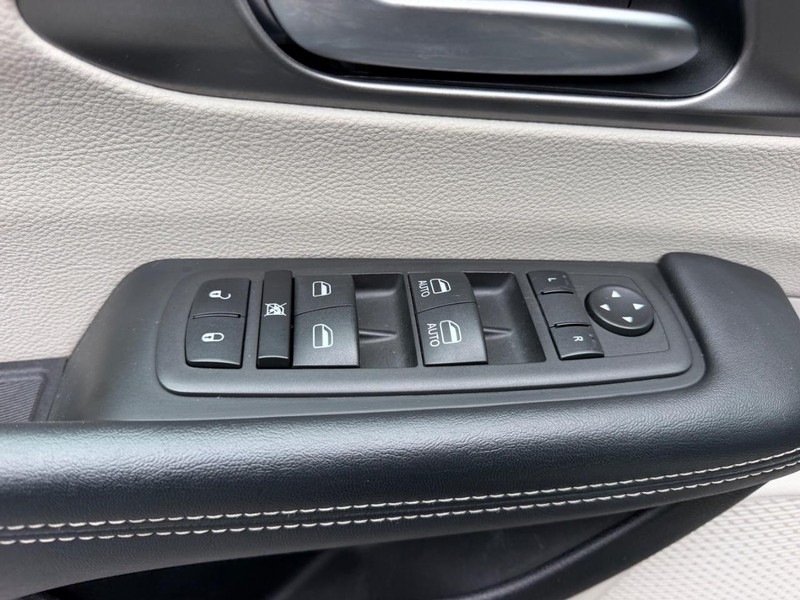 Chrysler Pacifica Vehicle Full-screen Gallery Image 19