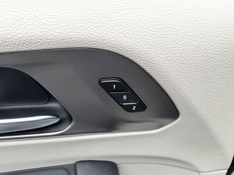 Chrysler Pacifica Vehicle Full-screen Gallery Image 20