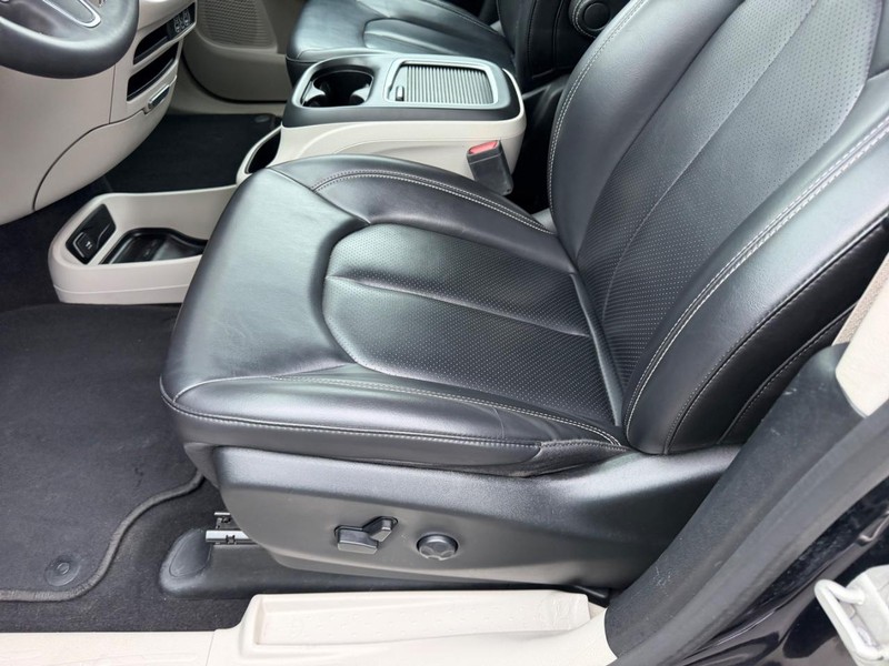 Chrysler Pacifica Vehicle Full-screen Gallery Image 21