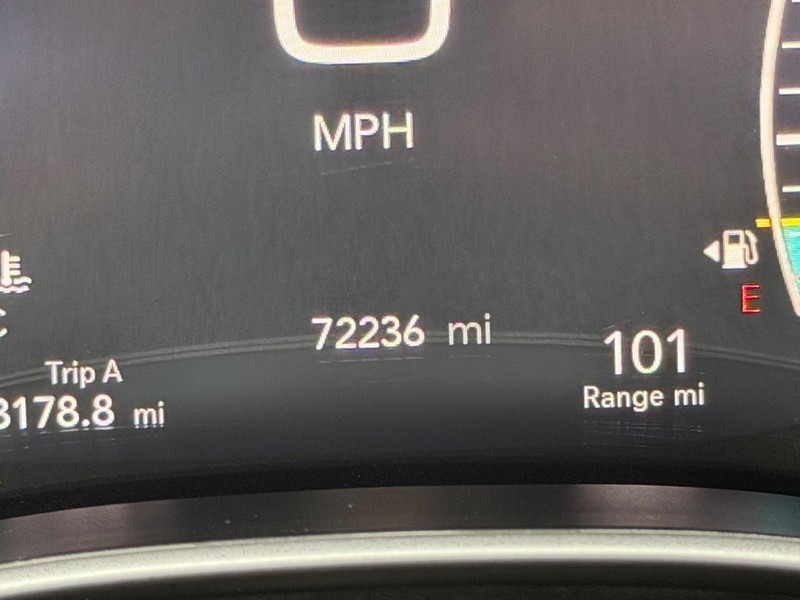 Chrysler Pacifica Vehicle Full-screen Gallery Image 22