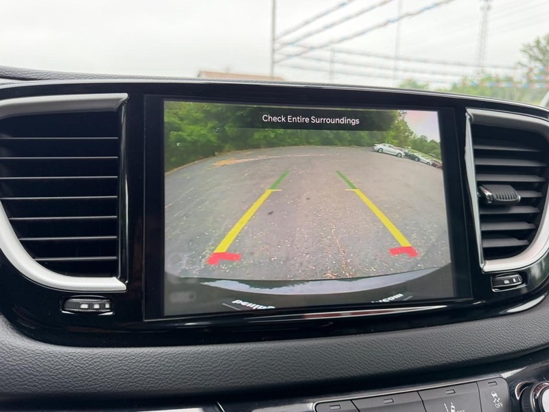Chrysler Pacifica Vehicle Full-screen Gallery Image 23