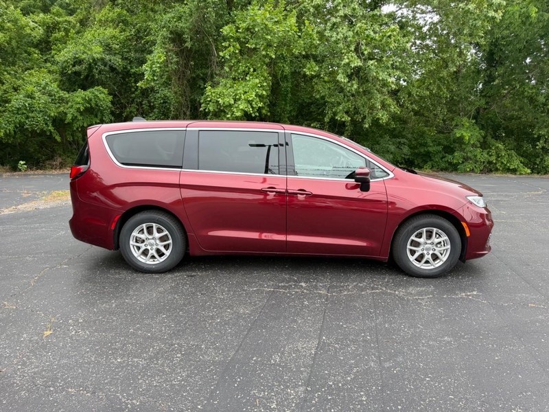 Chrysler Pacifica Vehicle Full-screen Gallery Image 02