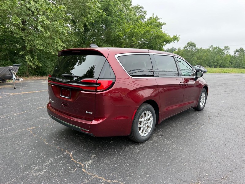 Chrysler Pacifica Vehicle Full-screen Gallery Image 03