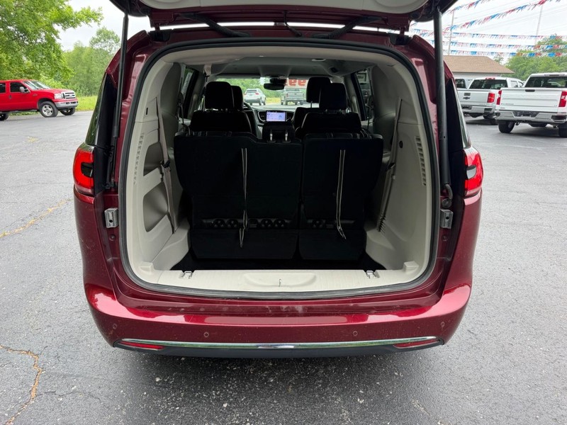 Chrysler Pacifica Vehicle Full-screen Gallery Image 05