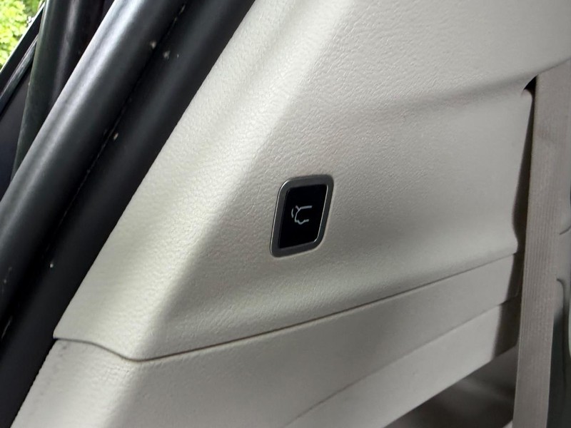 Chrysler Pacifica Vehicle Full-screen Gallery Image 06