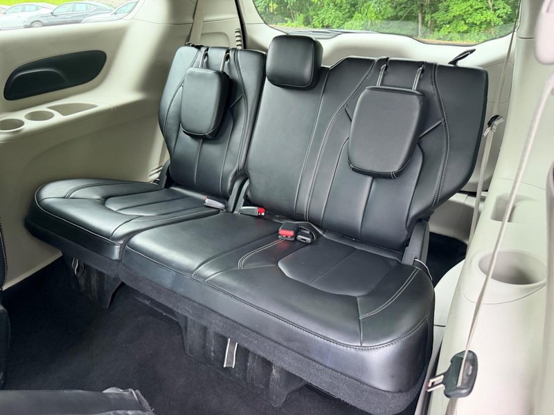 Chrysler Pacifica Vehicle Full-screen Gallery Image 08