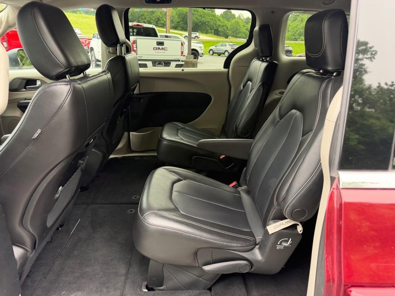 Chrysler Pacifica Vehicle Full-screen Gallery Image 09