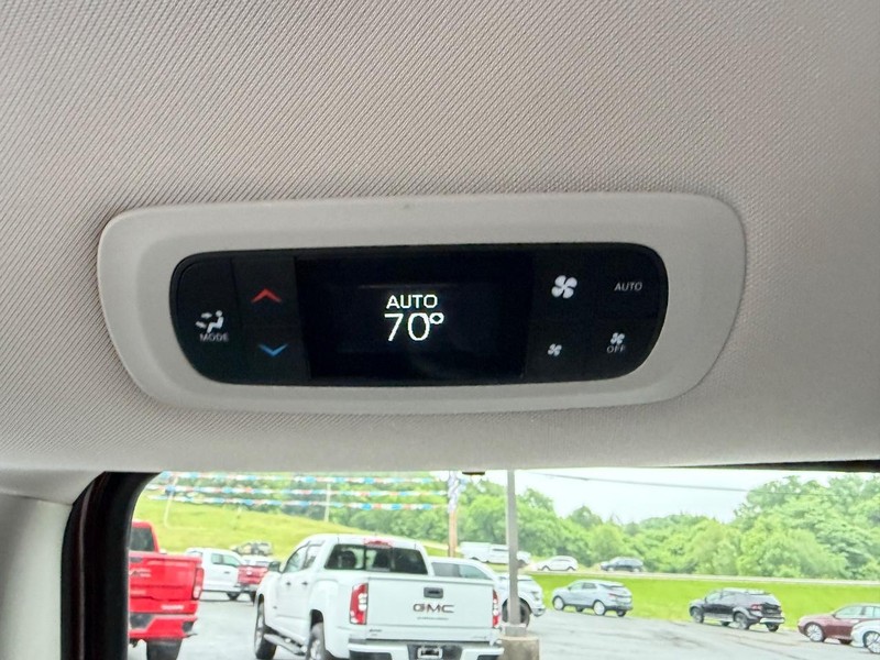Chrysler Pacifica Vehicle Full-screen Gallery Image 10
