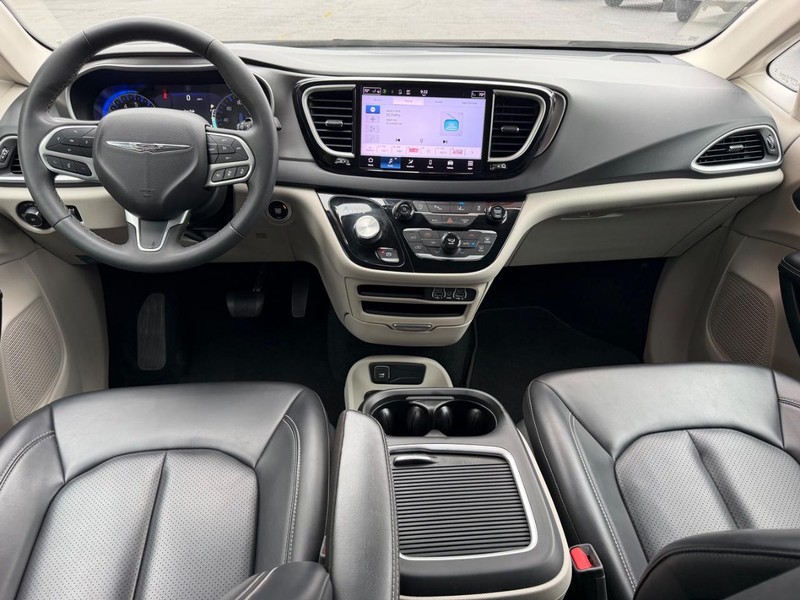 Chrysler Pacifica Vehicle Full-screen Gallery Image 11