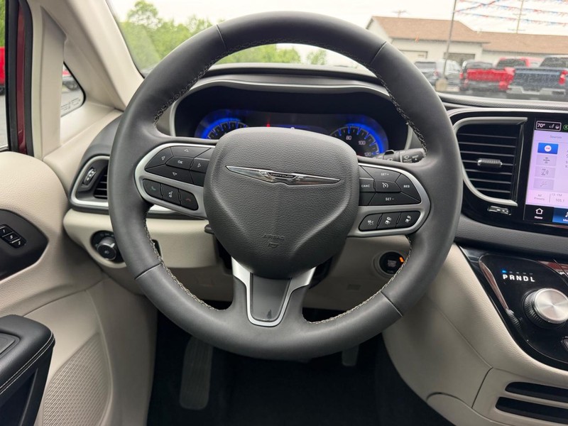 Chrysler Pacifica Vehicle Full-screen Gallery Image 12