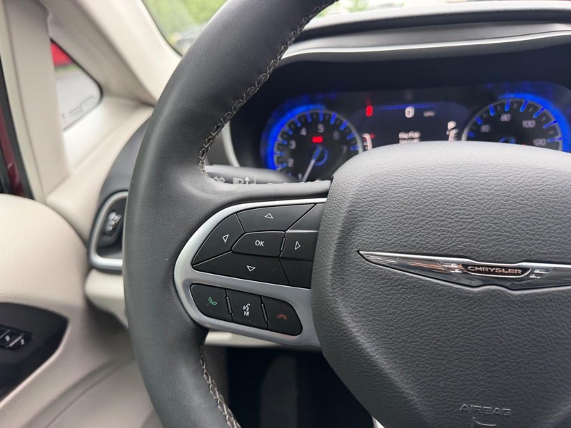 Chrysler Pacifica Vehicle Full-screen Gallery Image 13