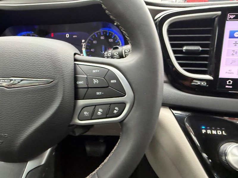 Chrysler Pacifica Vehicle Full-screen Gallery Image 14
