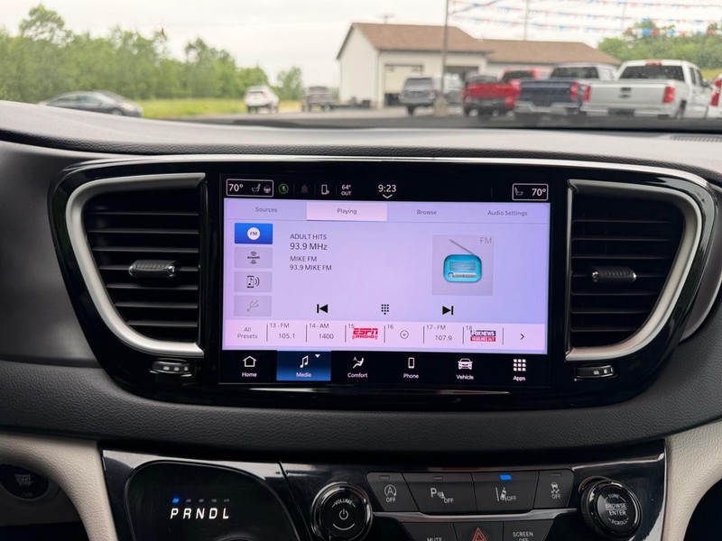 Chrysler Pacifica Vehicle Full-screen Gallery Image 15