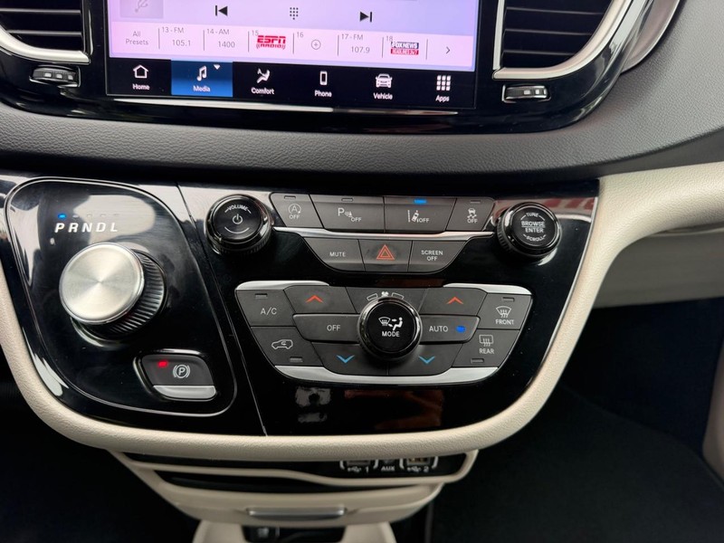 Chrysler Pacifica Vehicle Full-screen Gallery Image 16