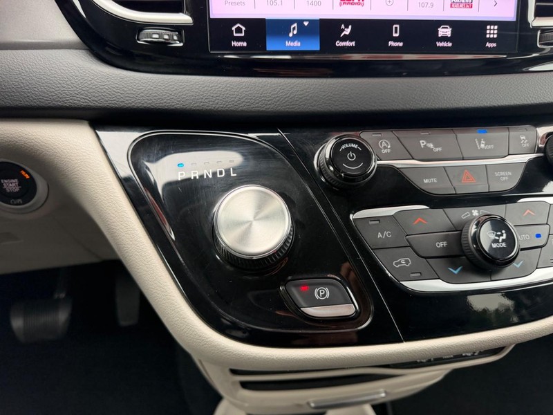 Chrysler Pacifica Vehicle Full-screen Gallery Image 17