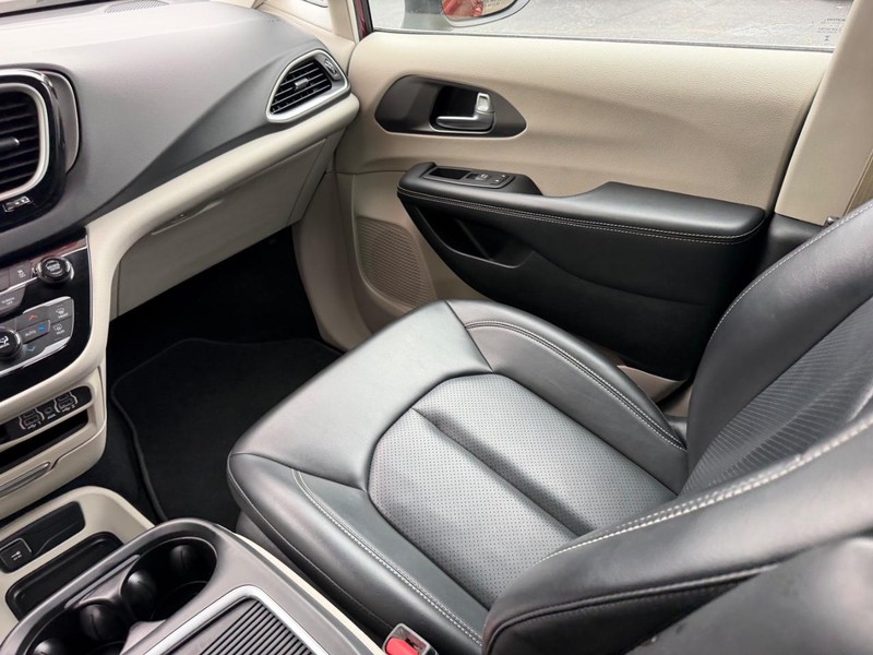 Chrysler Pacifica Vehicle Full-screen Gallery Image 18