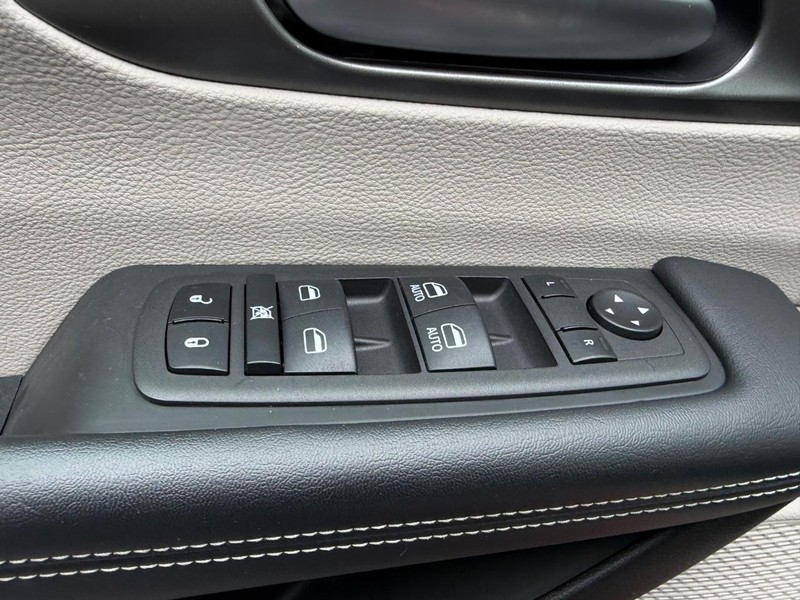 Chrysler Pacifica Vehicle Full-screen Gallery Image 19
