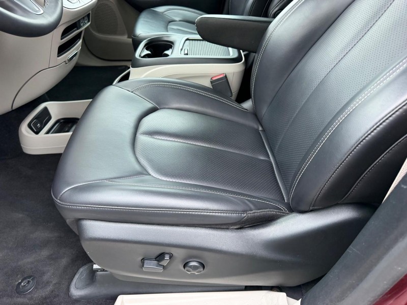 Chrysler Pacifica Vehicle Full-screen Gallery Image 21