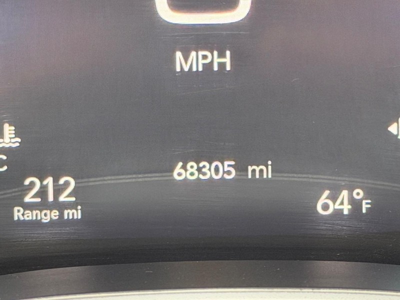 Chrysler Pacifica Vehicle Full-screen Gallery Image 22