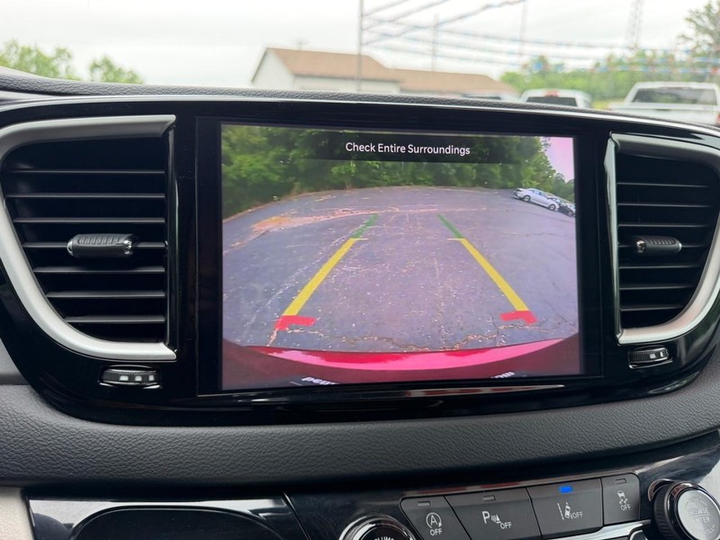 Chrysler Pacifica Vehicle Full-screen Gallery Image 23