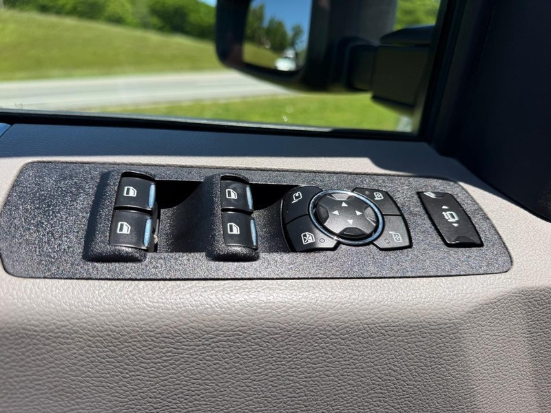 Ford Super Duty F-250 SRW Vehicle Image 15