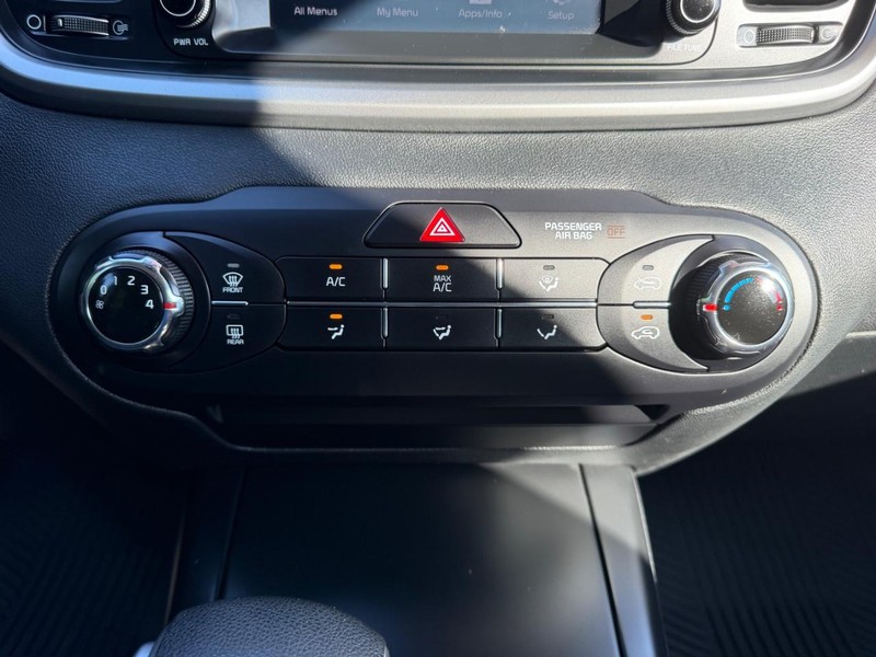 Kia Sorento Vehicle Image 14