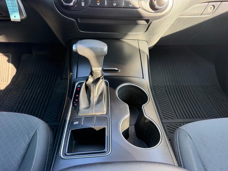Kia Sorento Vehicle Image 15