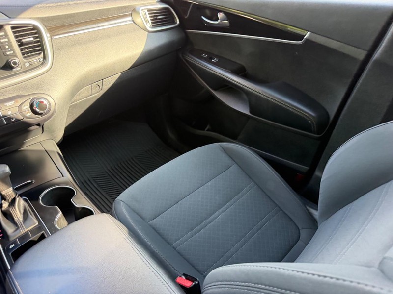 Kia Sorento Vehicle Image 16